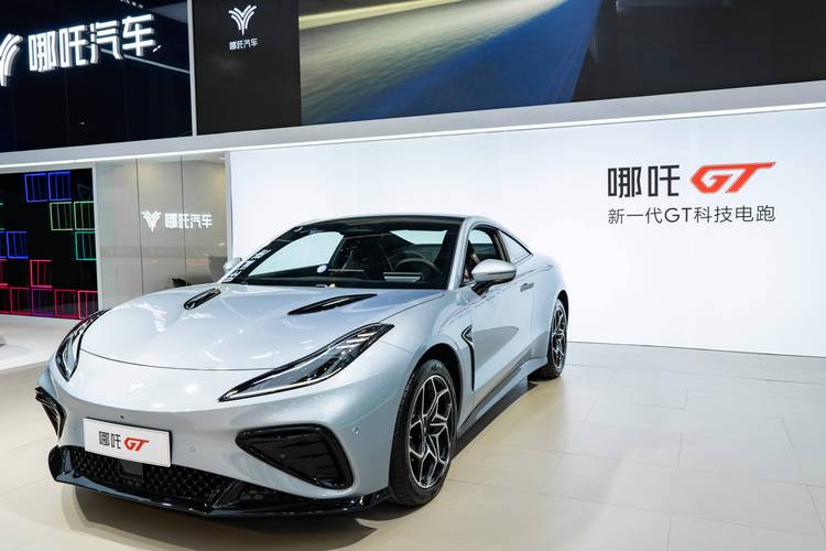 成都17哪吒汽车在智能汽车领域的表现，领途汽车在新能源汽车市场中的影响力